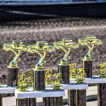Trophies when the dust settles!? Tune into USLegendCars.TV at 6pm CT/4pm PT!?? #LCDirtNats